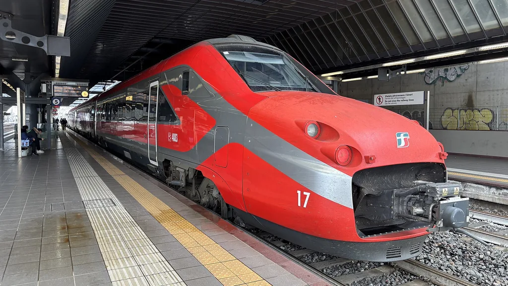 Hochgeschwindigkeitszug am Bahnsteig